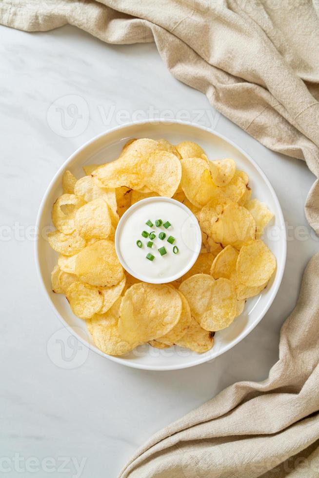 Kartoffelchips mit Sauerrahm foto