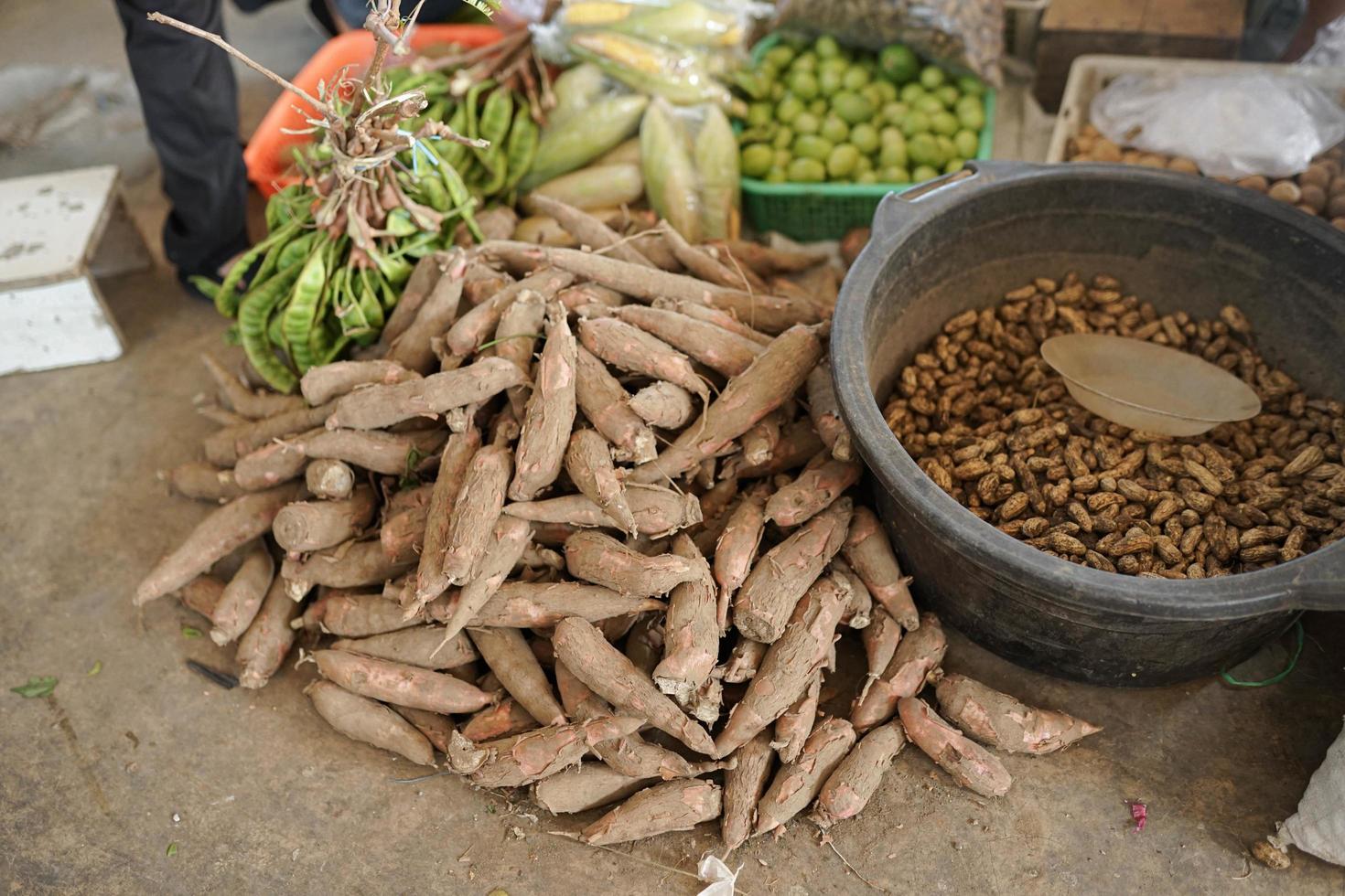 Maniok wird auf traditionellen Märkten verkauft foto