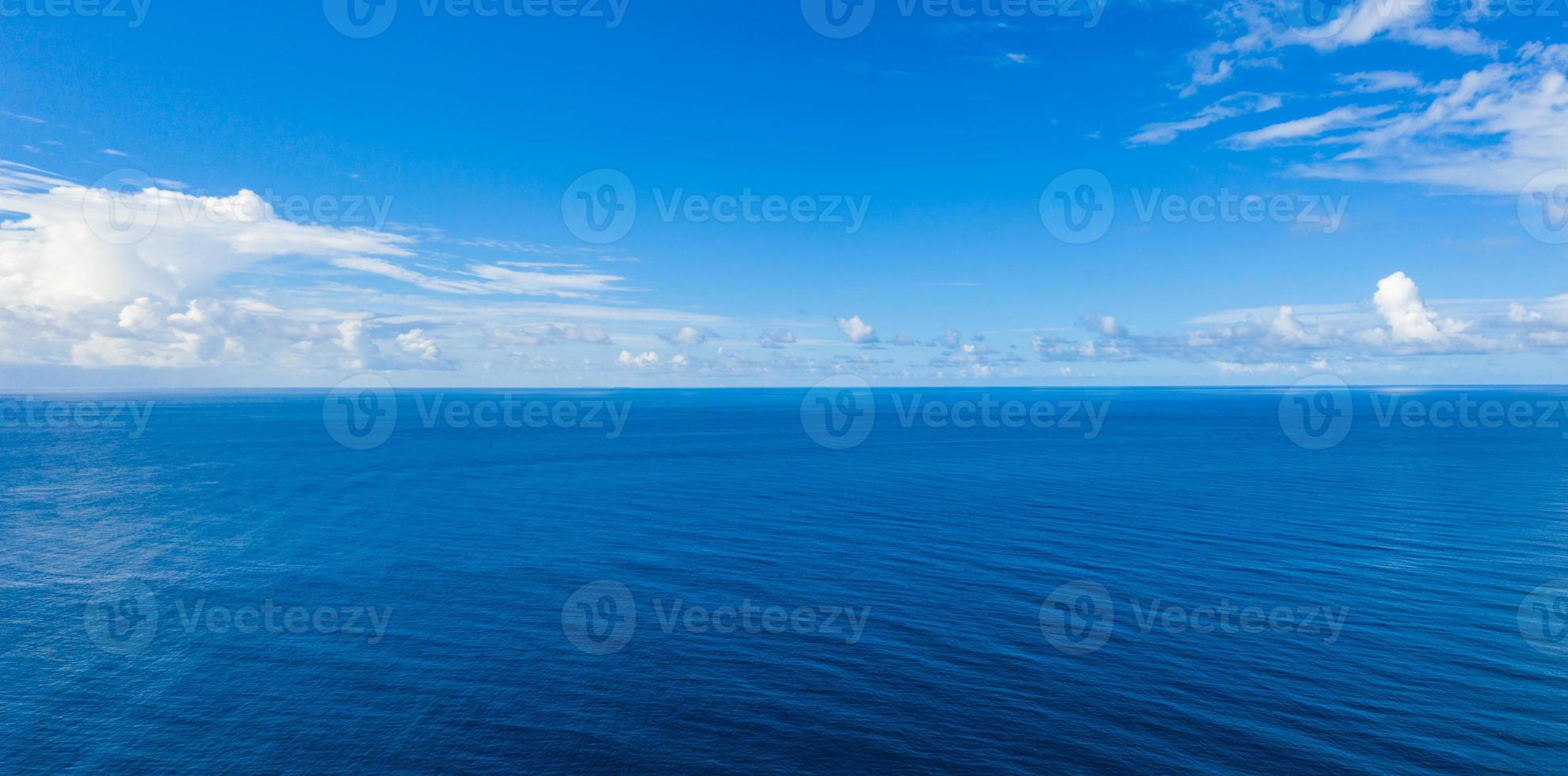 blaues meer blauer himmel horizont. perfektes natur- und ökologiekonzept. Tag des Ozeans, Tag des Meeres und der Erde. meeresumgebung, perfekter naturhintergrund foto