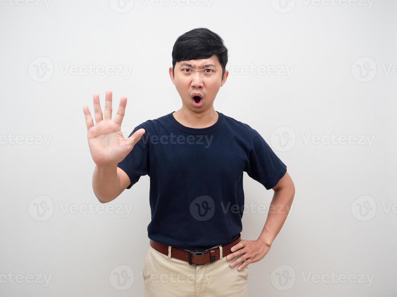 asien mann ernsthafte emotion zeigen handstopp und taille sagen nein isoliert foto