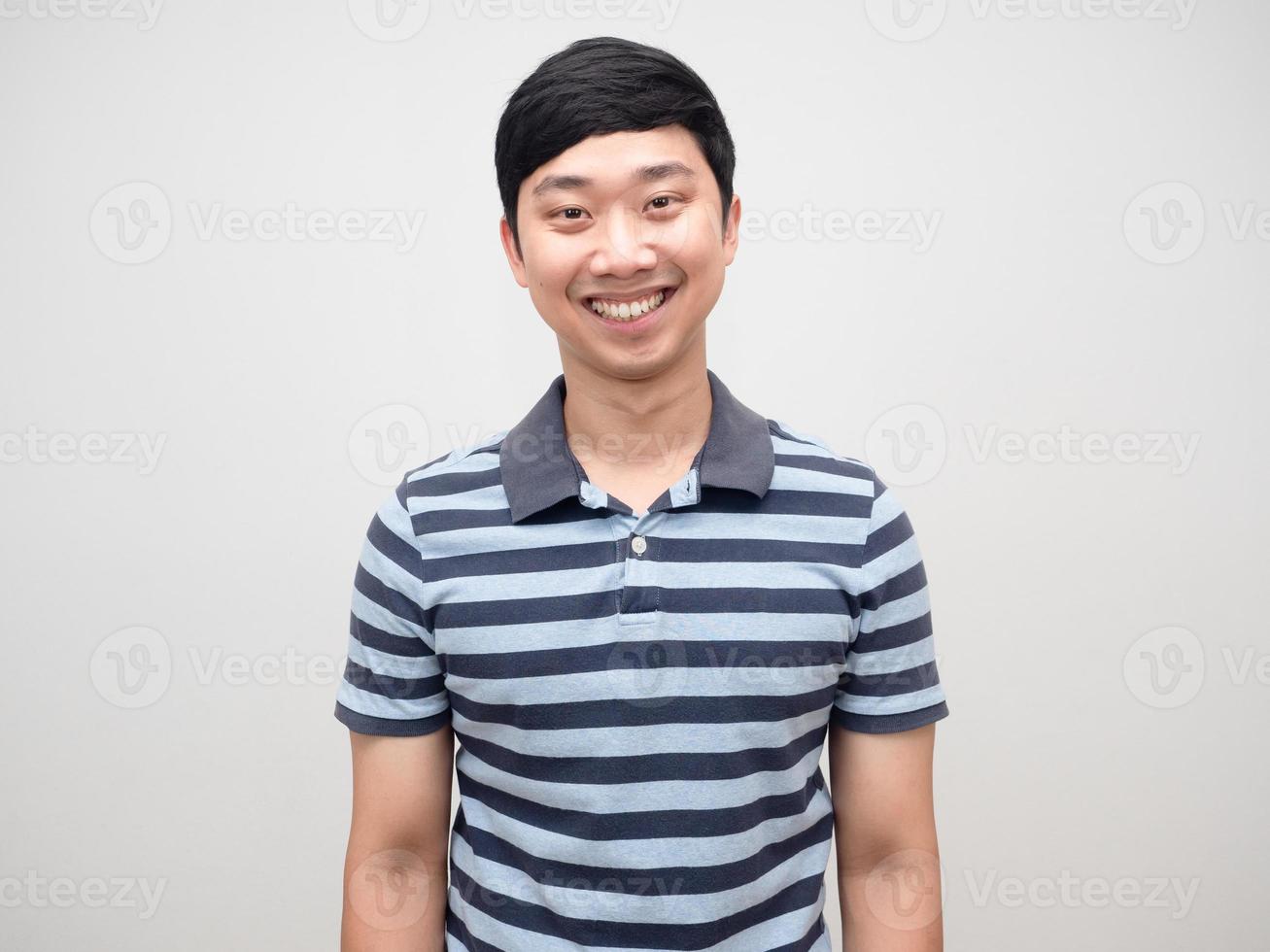 asiatischer positiver mann gestreiftes hemd sanftes lächeln isoliert foto