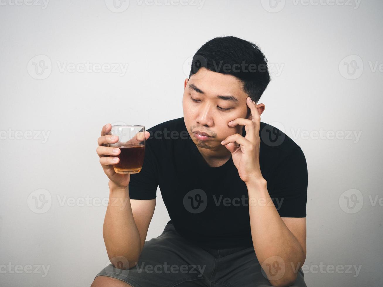 asiatischer mann alkoholismus sitzen fühlt sich einsam an foto