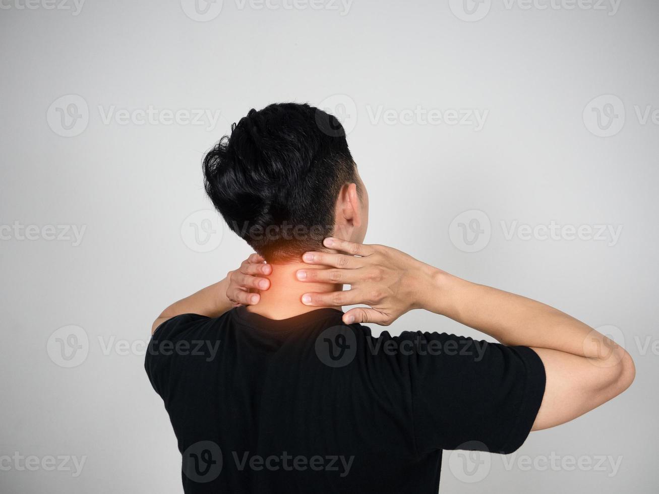 Rückseite Mann Geste Schmerzen Nacken isoliert foto