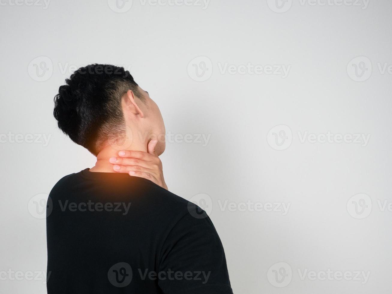 nahaufnahme mann schmerzt sein nacken-off-syndrom-konzept foto