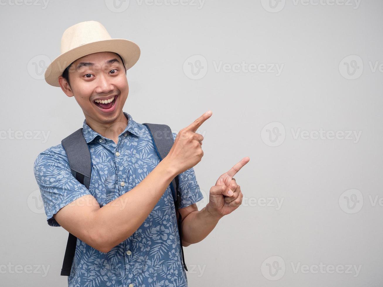 positiver reisender mann mit dem rucksackgesten-zeigefinger lokalisiert foto