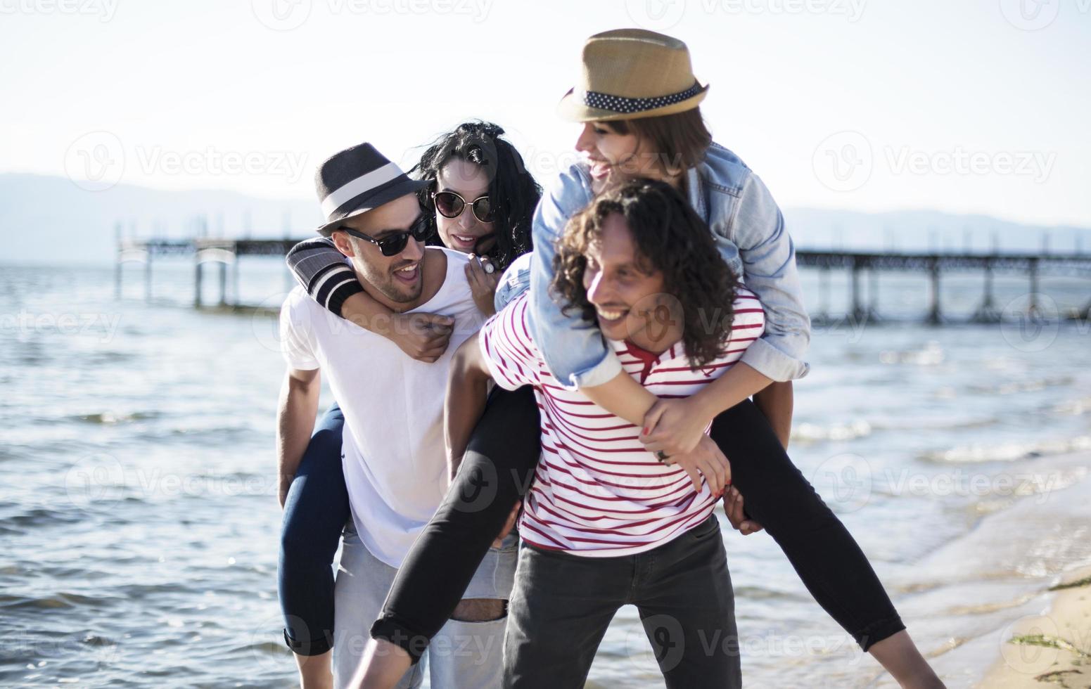 junge leute, die spaß an einem see haben. junge freunde, die sich an einem see entspannen. foto