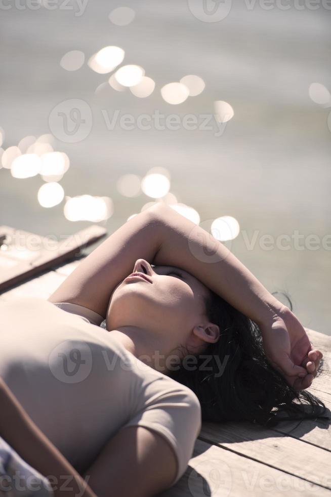 Schöne Frauen an einem See am sonnigen Tag entspannen. foto