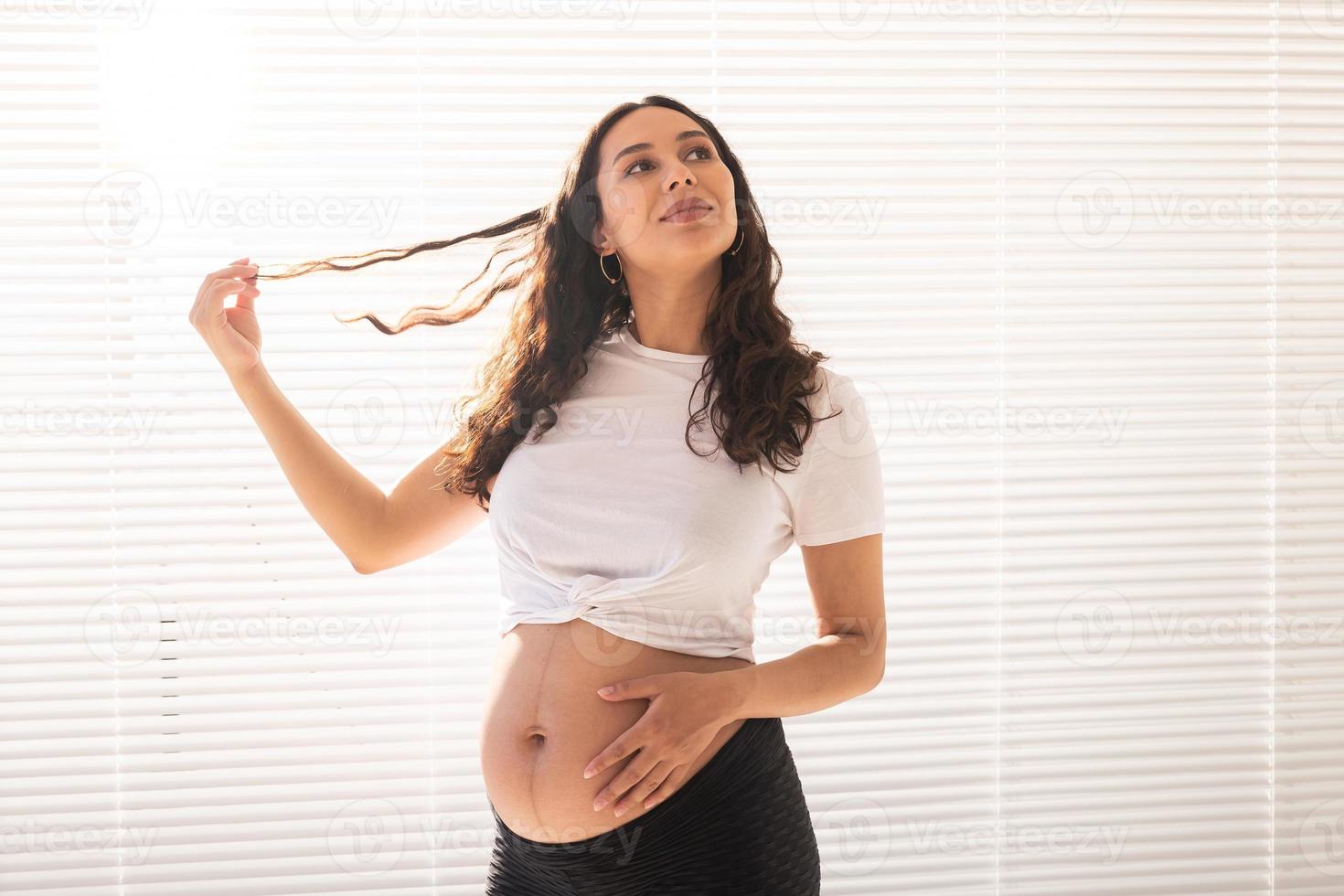 schwangere frau, die ihren bauch berührt, kopierraum. Schwangerschaft und Mutterschutz foto