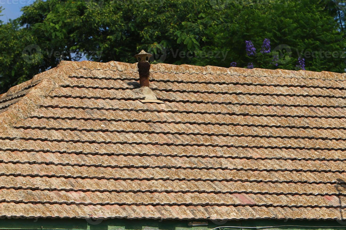 Ziegeldach auf einem Wohnhaus in Israel. foto