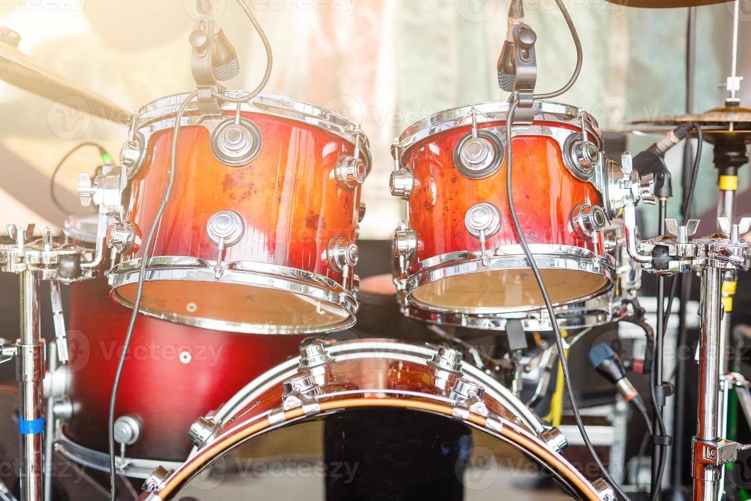 Schlagzeug-Set mit Stöcken auf Snare-Drums foto