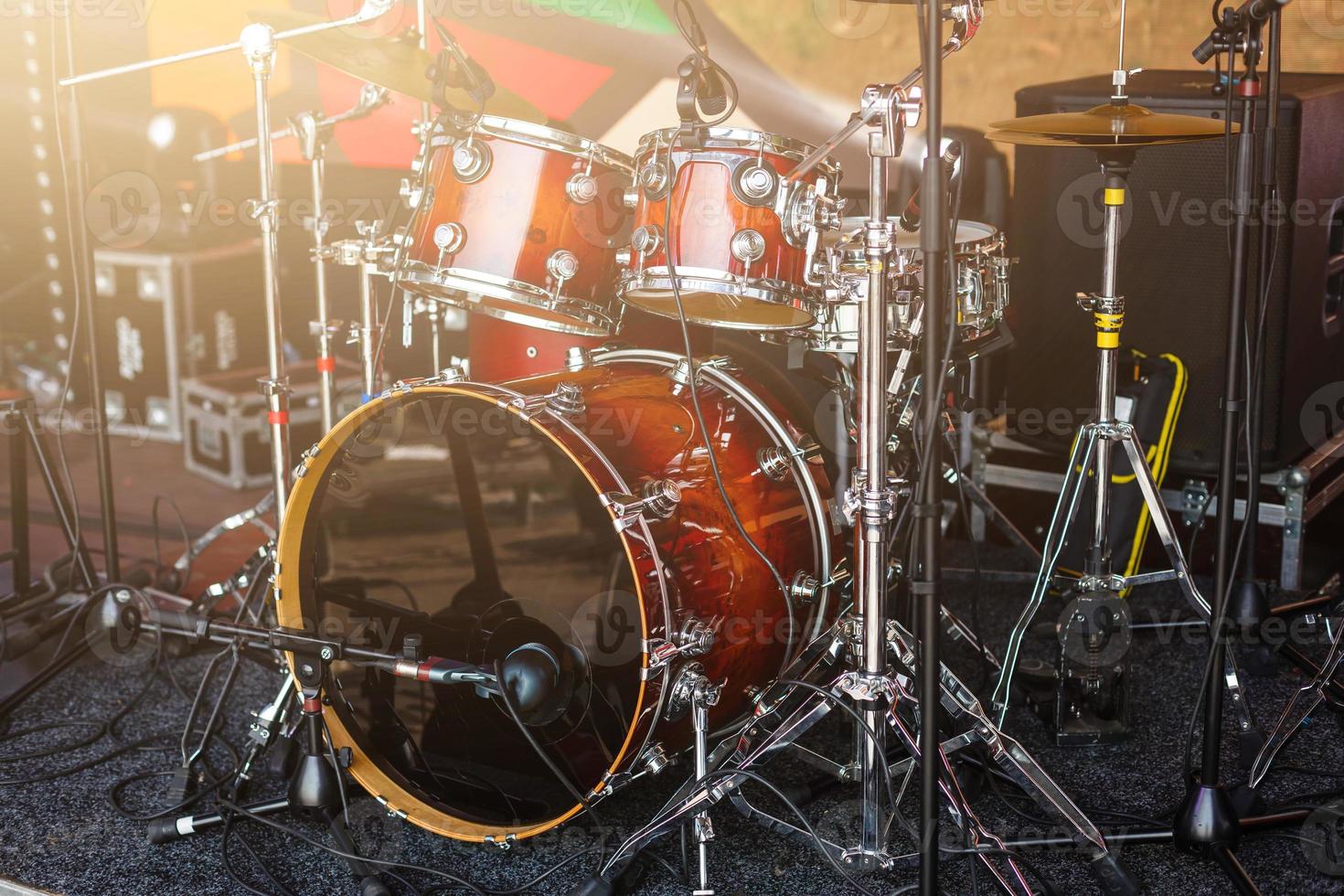 Schlagzeug-Set mit Stöcken auf Snare-Drums foto