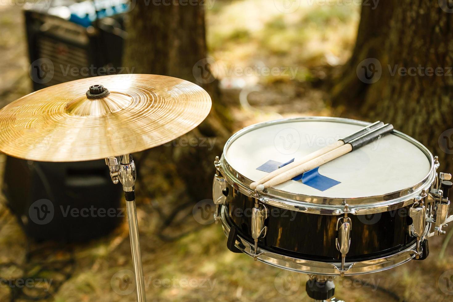 Schlagzeug-Set mit Stöcken auf Snare-Drums foto