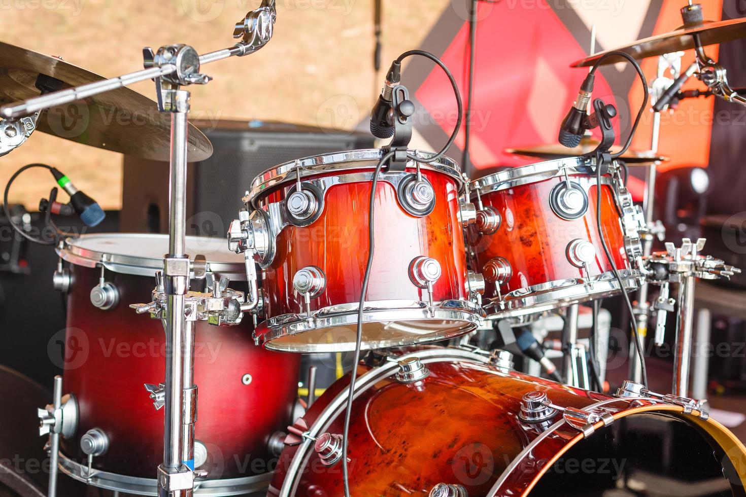 Schlagzeug-Set mit Stöcken auf Snare-Drums foto
