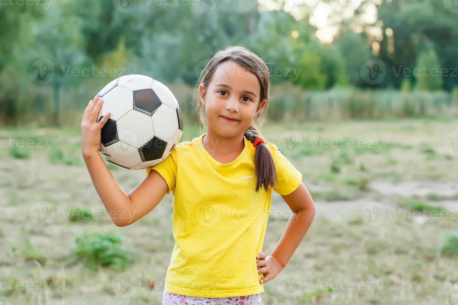 Kind spielt Fußball foto