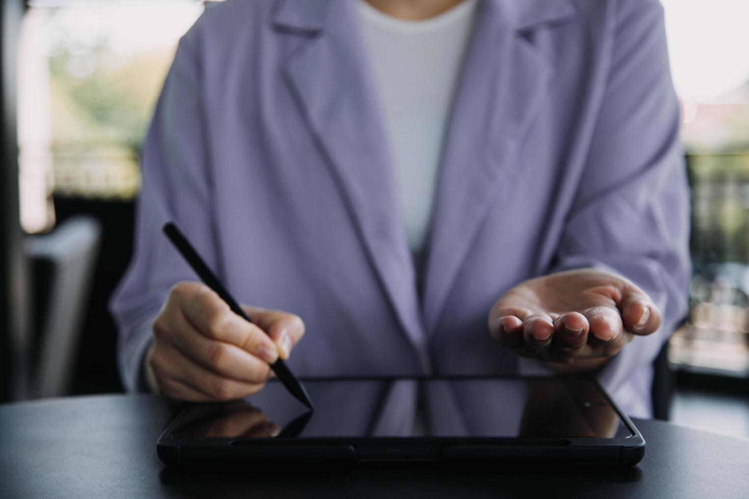 asiatische kollegen mann und frau diskutieren und arbeiten mit laptop-computer am schreibtisch im büro foto