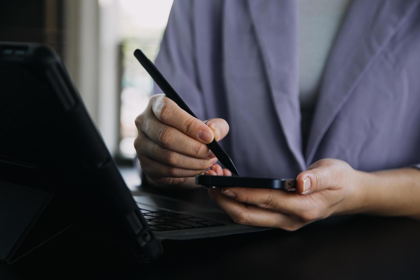 asiatische kollegen mann und frau diskutieren und arbeiten mit laptop-computer am schreibtisch im büro foto