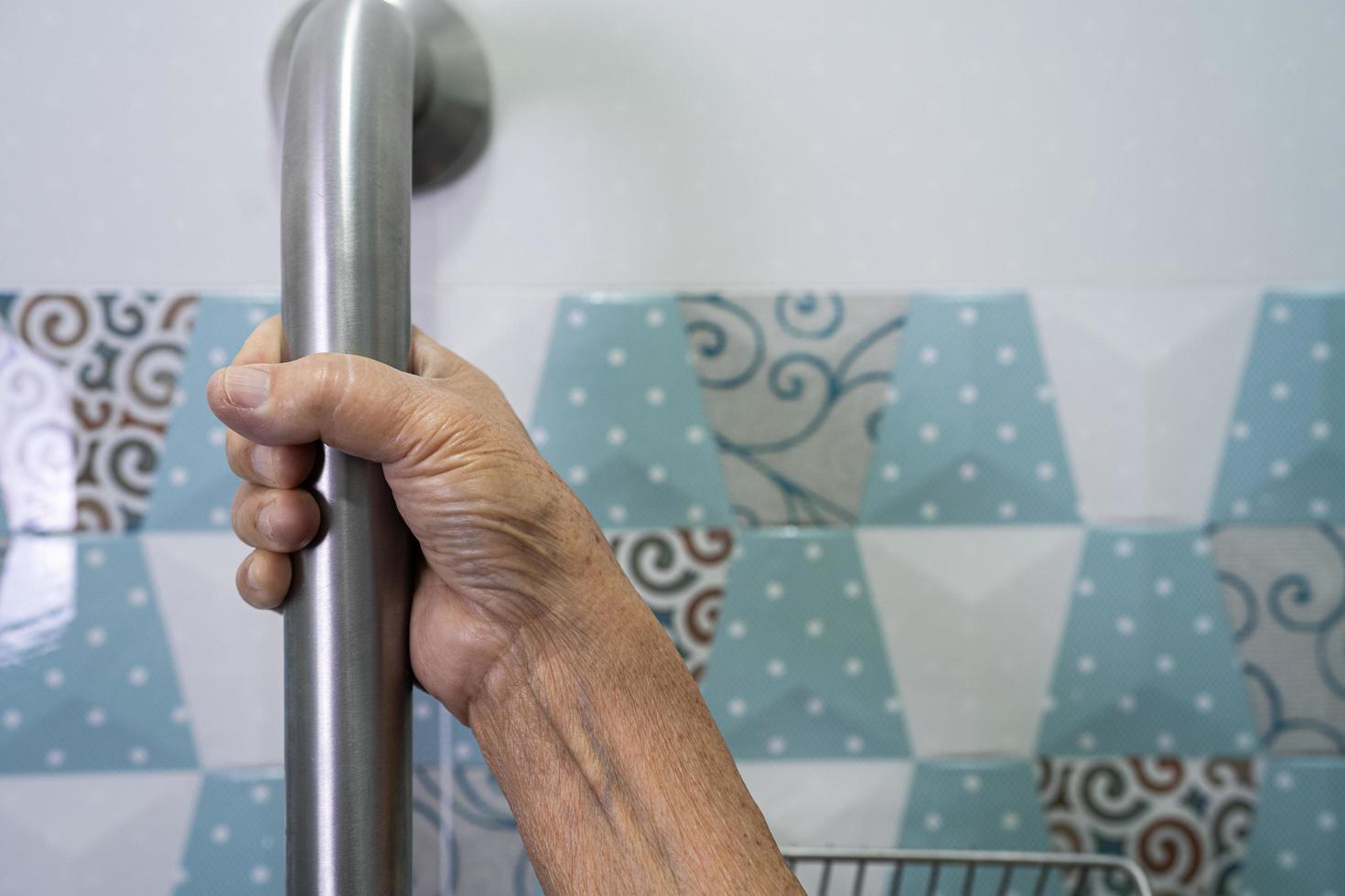 asiatische Senioren oder ältere alte Damenpatienten benutzen Toiletten-Badezimmer-Griffsicherheit in der Krankenstation, gesundes starkes medizinisches Konzept. foto