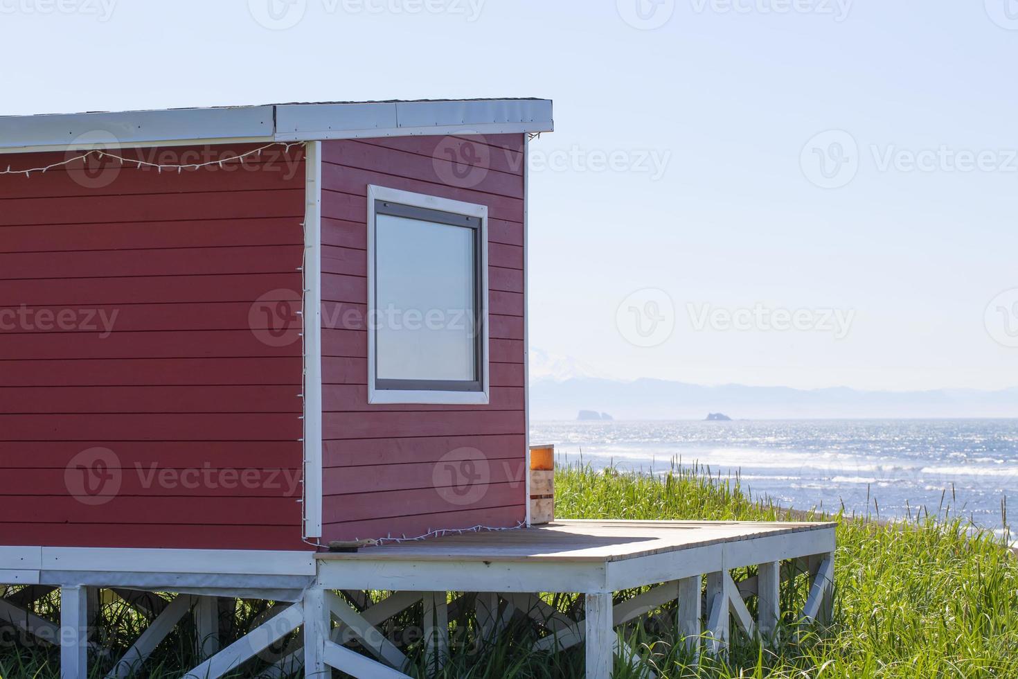 Glamping aus Holz an der Pazifikküste in einem ökologisch sauberen Ort in Russland. kamtschatka. foto