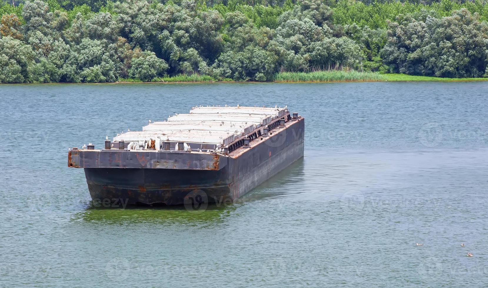 Lastkahn transportiert Fracht auf dem Fluss. selektiver Fokus foto