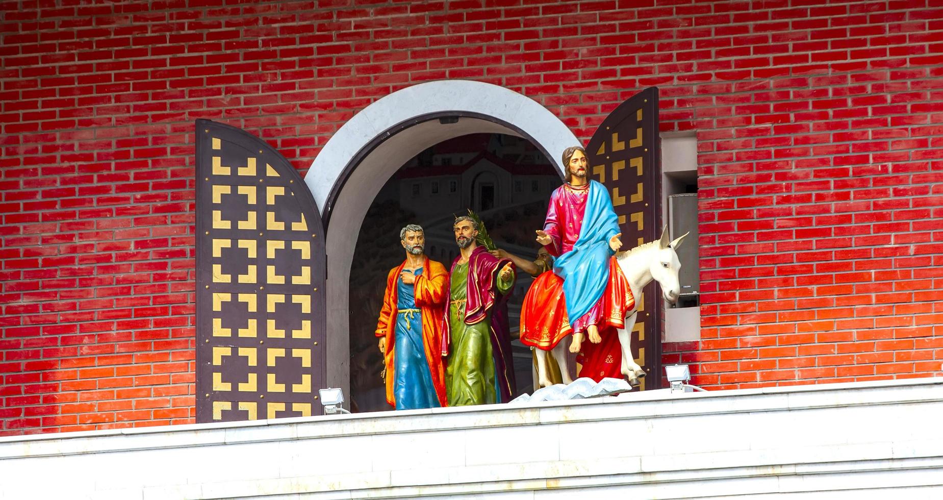 12-Apostel-Uhr und Denkmal für den heiligen Patriarchen Alexy II. im Stadtzentrum foto