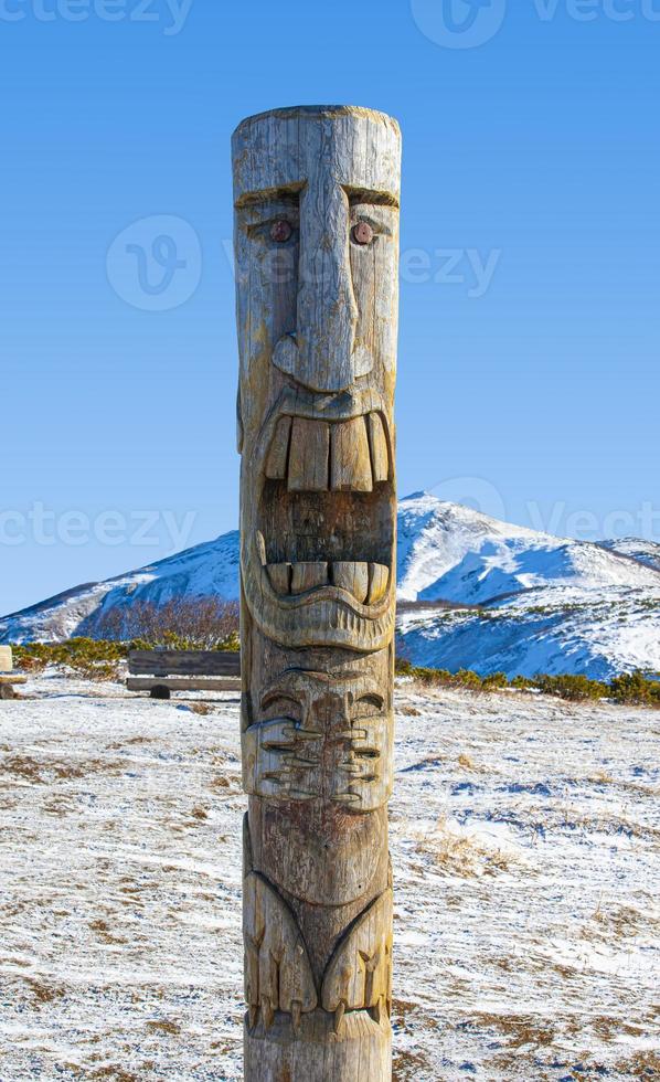 Holz-Idol-Statue in der Nähe des Vulkans Vilyuchik, Halbinsel Kamtschatka foto