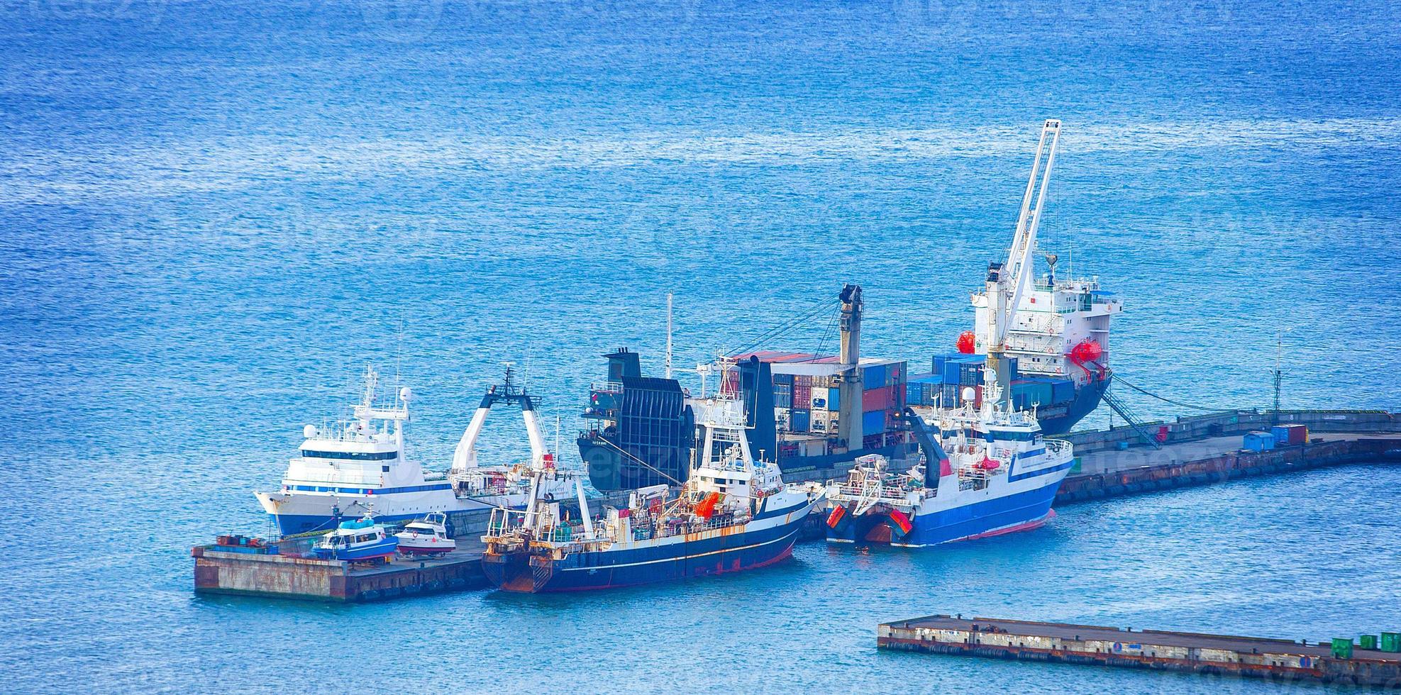 Schiffe in der Nähe der Pier im Seehafen foto