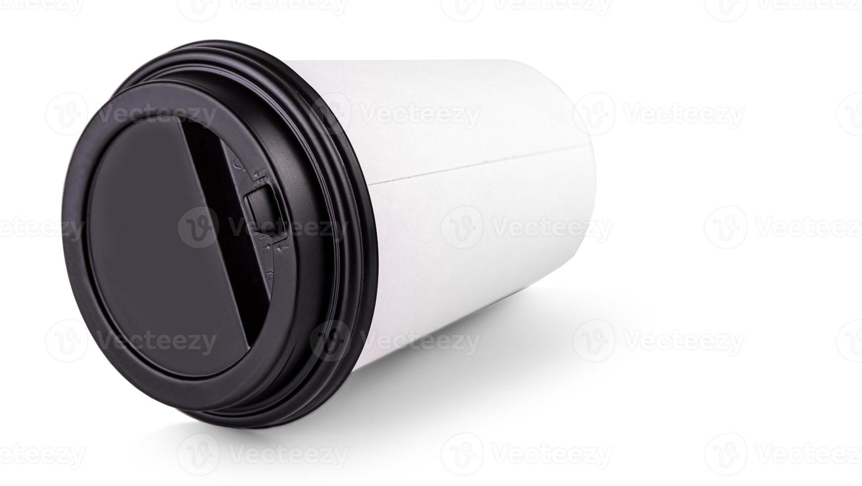 Weiße Kaffeetasse aus Papier mit schwarzem Deckel liegt auf Weiß foto