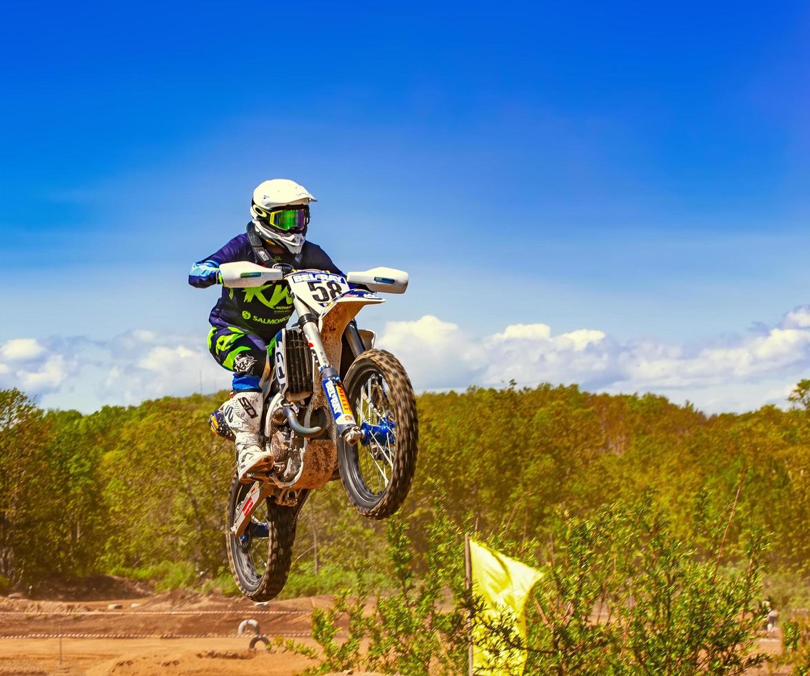 Motocross-Fahrer üben an einem sonnigen Tag in Kamtschatka Tricks auf ihren Dirtbikes foto