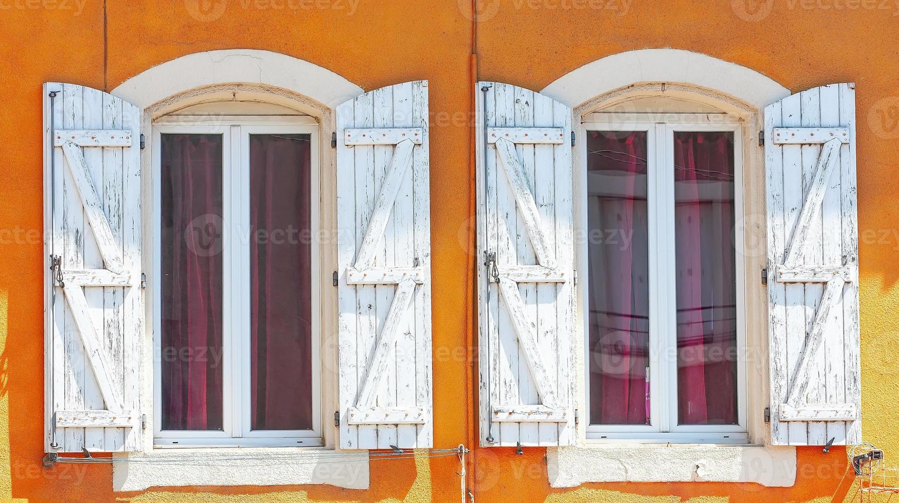 Detail eines offenen rustikalen Holzfensters auf roter Zementwand kann als Hintergrund verwendet werden foto