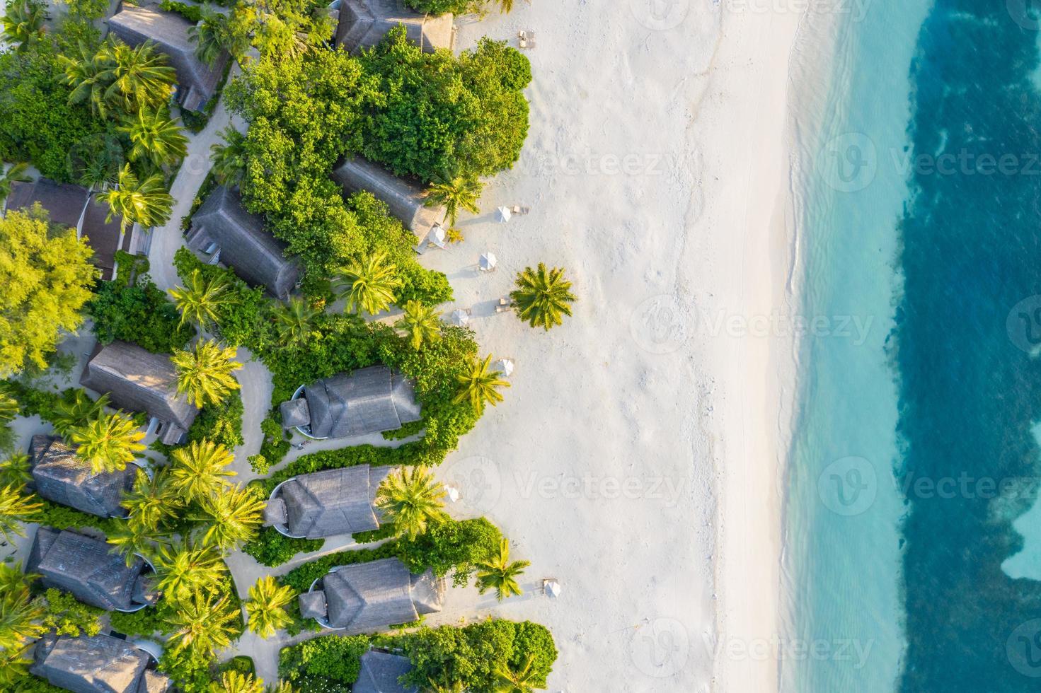 luftbild des wunderschönen paradiesischen malediven tropischen strandes auf der insel. Sommerferien Urlaub und Reise Urlaub Konzeptdesign. ruhige Strandlandschaft, Palmen, Luxusvillen, Sand, Meer foto