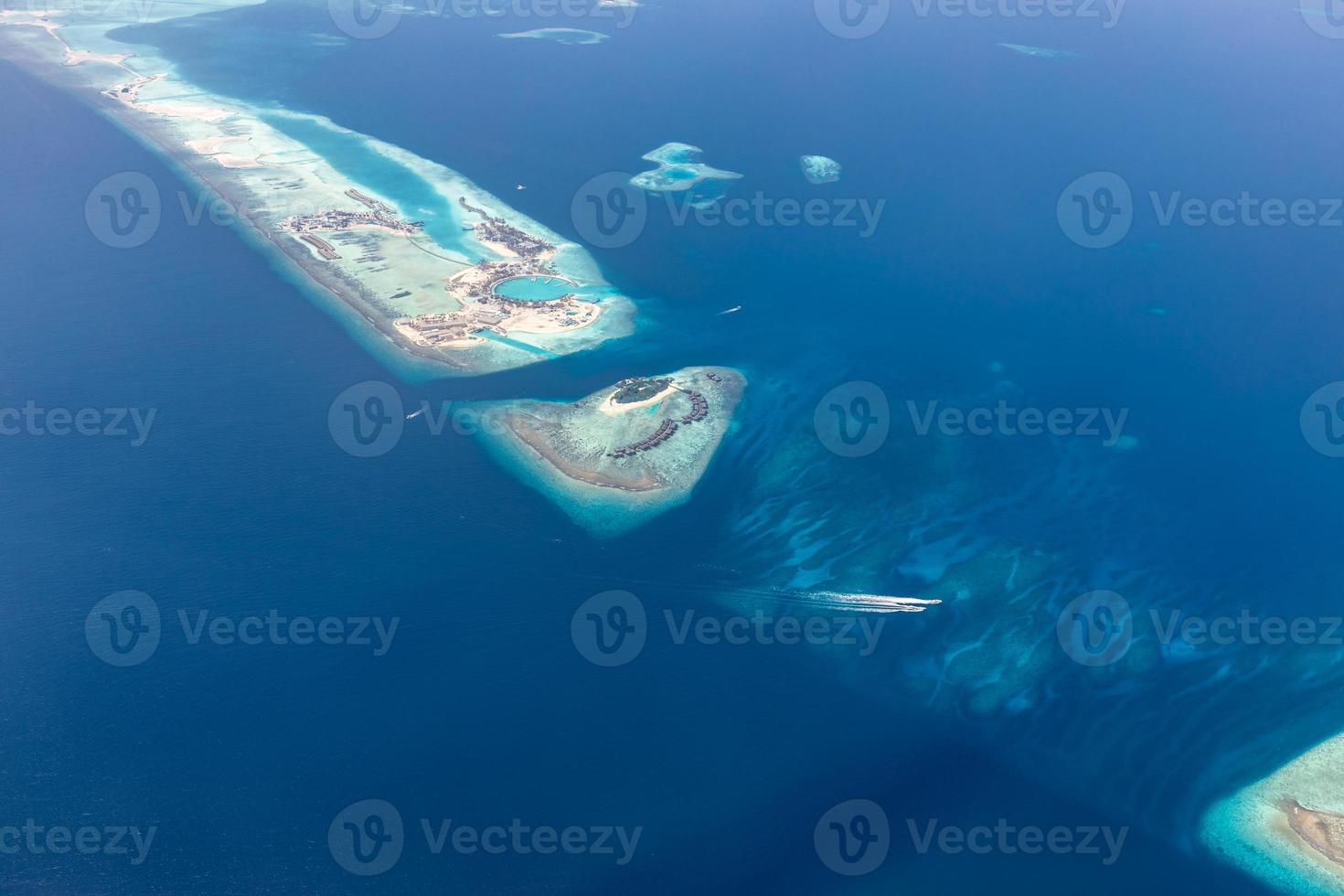 luftbild der malediven inseln und atolle. malediven tourismus und reisehintergrund. erstaunliche Aussicht auf das blaue Meer, das Korallenriff und die Atoll-Drohne. schöne naturlandschaft, seelandschaft, exotisches ziel foto