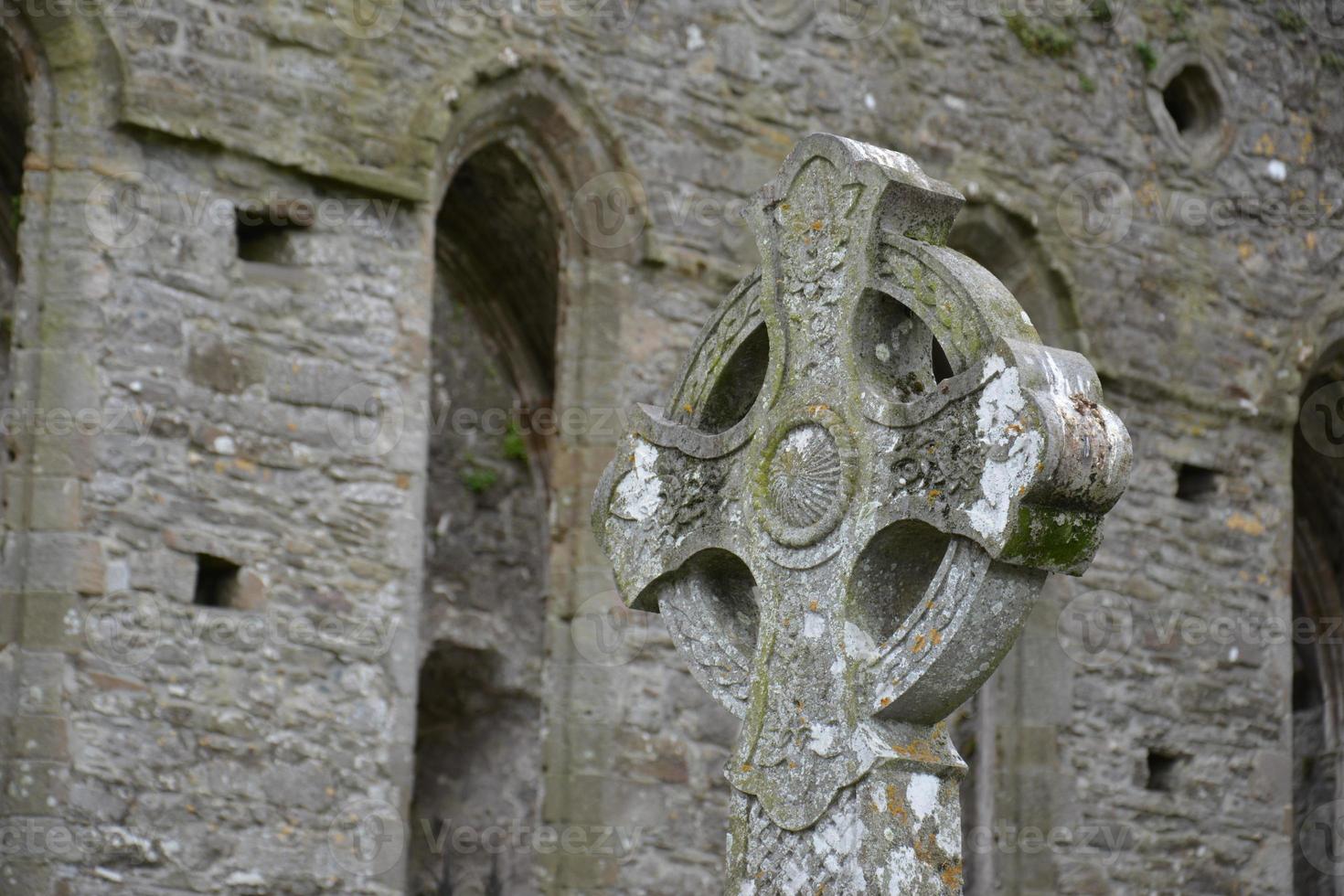ein keltisches kreuz am rock of cashel, einer historischen stätte in der nähe des dorfes cashel in der grafschaft tipperary in der republik irland. foto