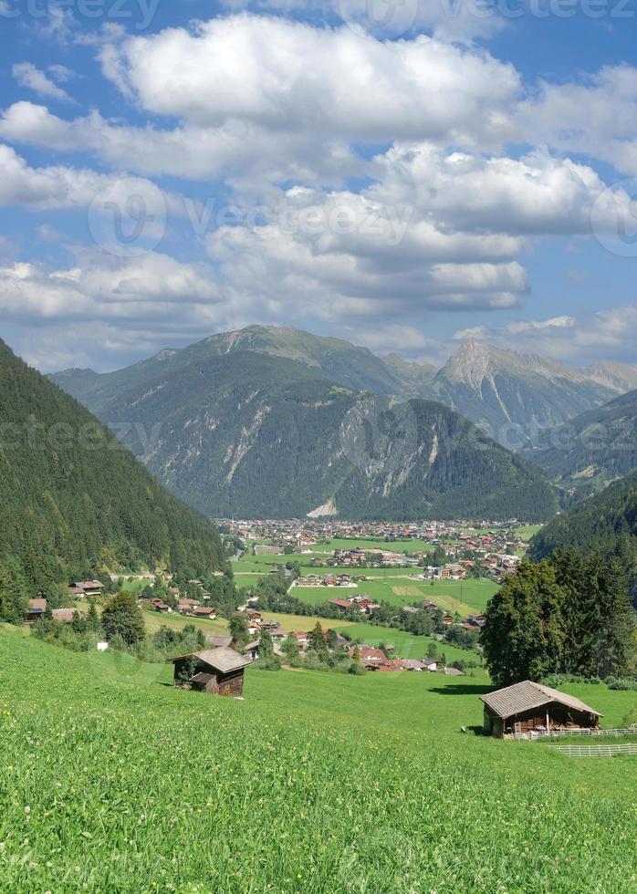 Blick auf das Dorf Mayrhofen, Zillertal, Tirol, Österreich foto