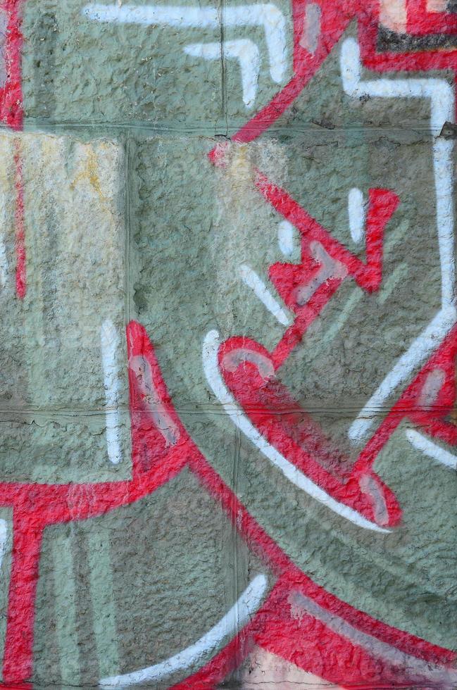 Fragment von Graffiti-Zeichnungen. Die alte Wand ist mit Farbflecken im Stil der Straßenkunstkultur dekoriert. farbige Hintergrundtextur in warmen Tönen foto