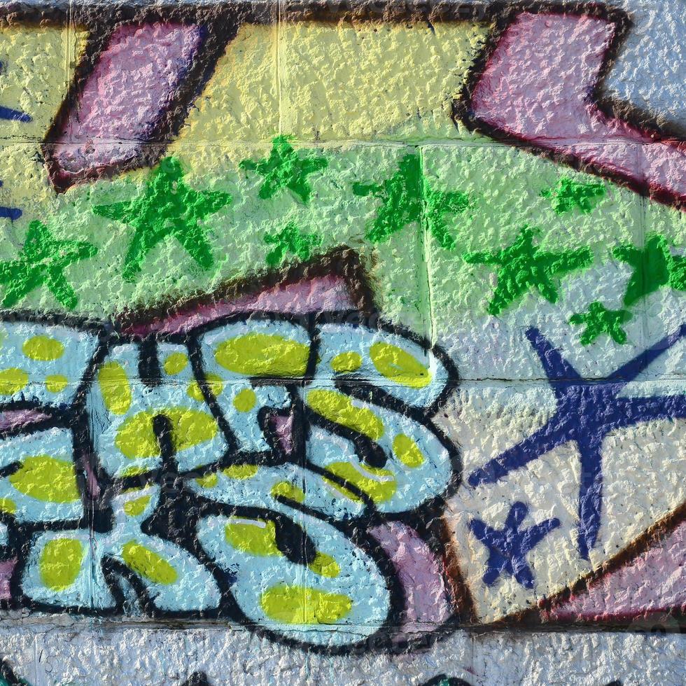 Fragment von Graffiti-Zeichnungen. Die alte Wand ist mit Farbflecken im Stil der Straßenkunstkultur dekoriert. farbige Hintergrundtextur in Grüntönen foto