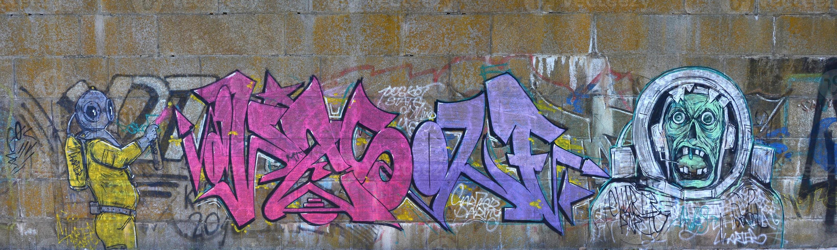 Fragment von Graffiti-Zeichnungen. Die alte Wand ist mit Farbflecken im Stil der Straßenkunstkultur dekoriert. gruseliger Taucher foto