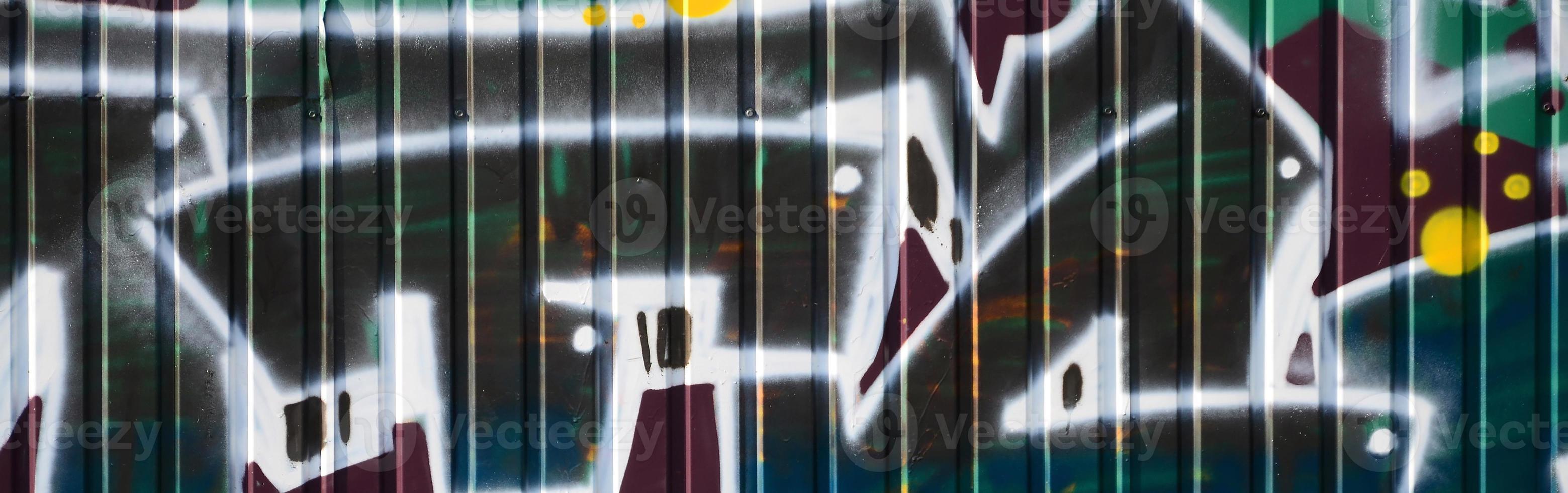 Fragment von Graffiti-Zeichnungen. Die alte Wand ist mit Farbflecken im Stil der Straßenkunstkultur dekoriert. farbige Hintergrundtextur in Grüntönen foto