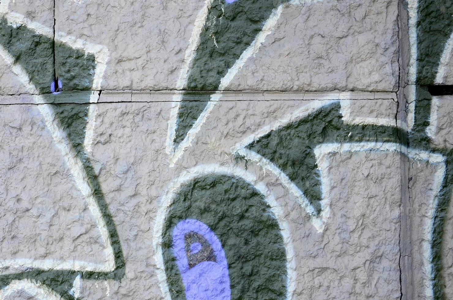 Fragment von Graffiti-Zeichnungen. Die alte Wand ist mit Farbflecken im Stil der Straßenkunstkultur dekoriert. farbige Hintergrundtextur in violetten Tönen foto