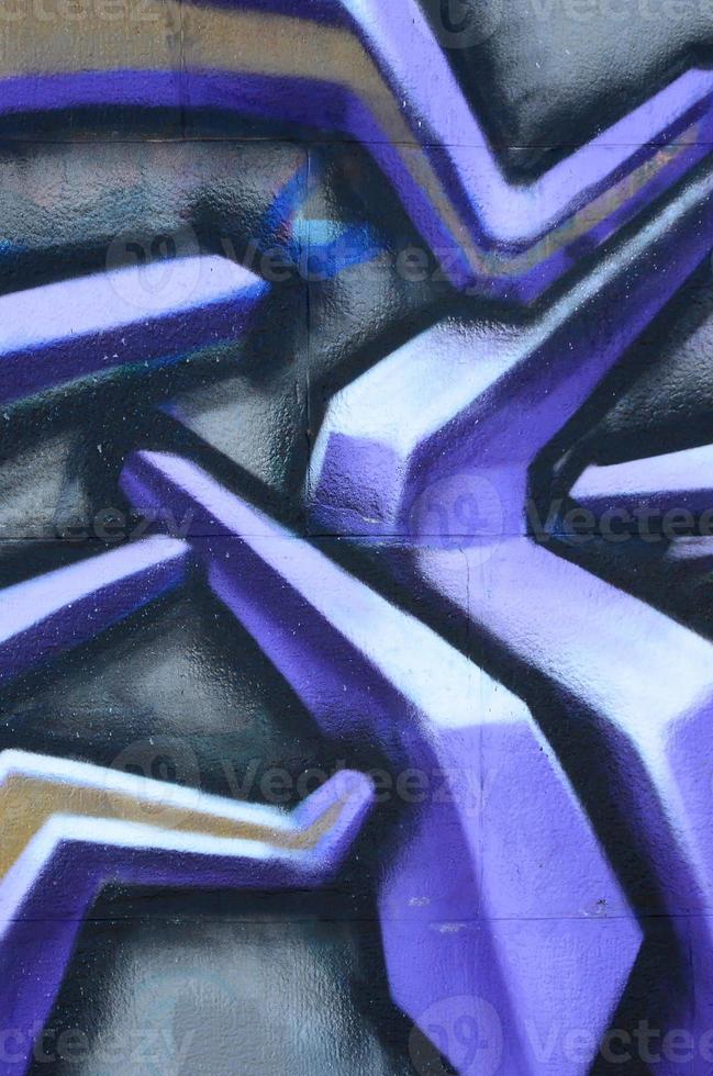 Fragment von Graffiti-Zeichnungen. Die alte Wand ist mit Farbflecken im Stil der Straßenkunstkultur dekoriert. farbige Hintergrundtextur in violetten Tönen foto