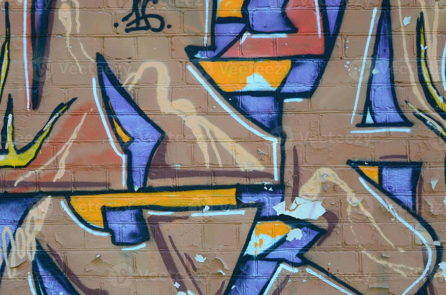 Fragment von Graffiti-Zeichnungen. Die alte Wand ist mit Farbflecken im Stil der Straßenkunstkultur dekoriert. farbige Hintergrundtextur in warmen Tönen foto