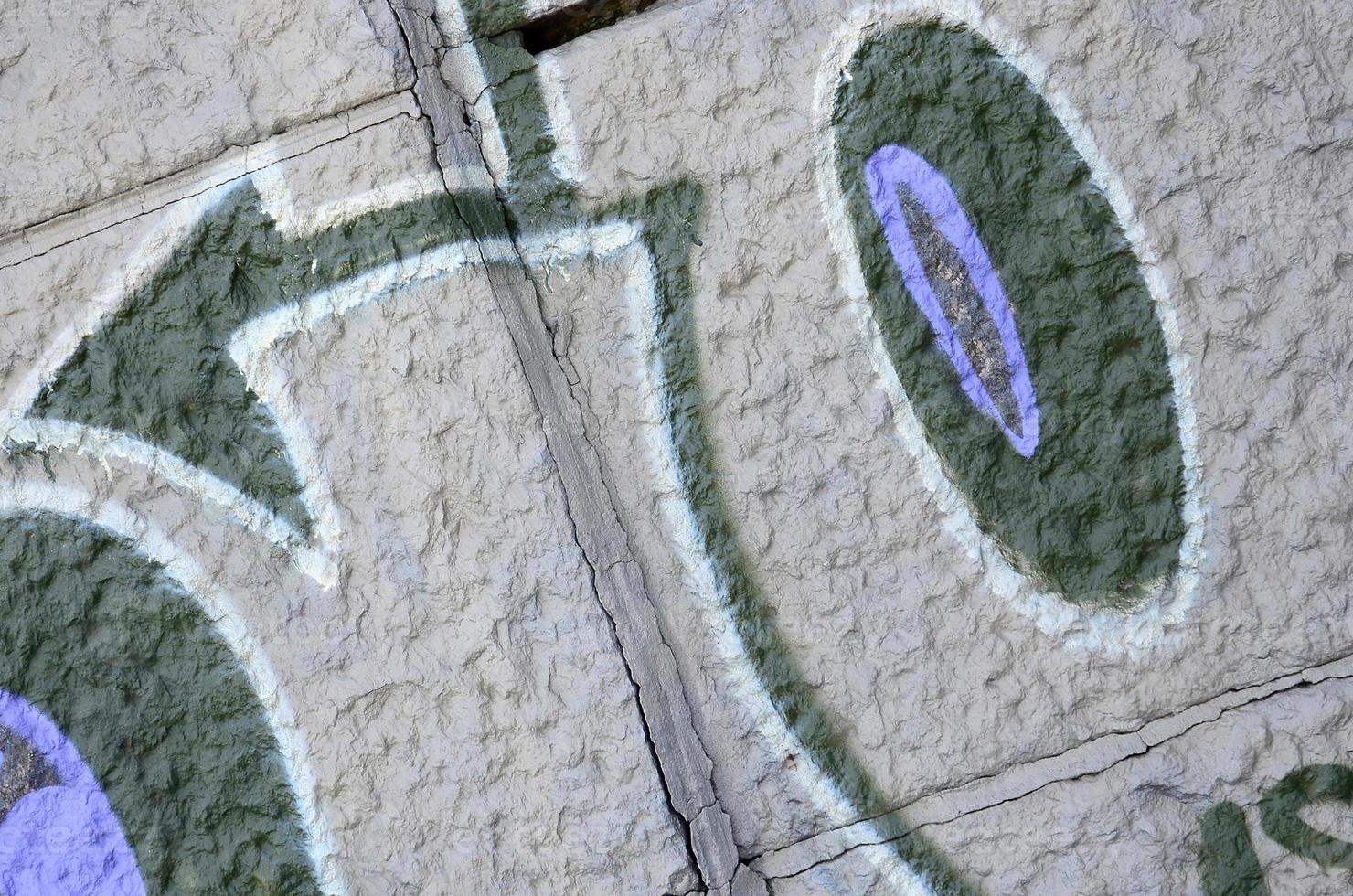 Fragment von Graffiti-Zeichnungen. Die alte Wand ist mit Farbflecken im Stil der Straßenkunstkultur dekoriert. farbige Hintergrundtextur in violetten Tönen foto