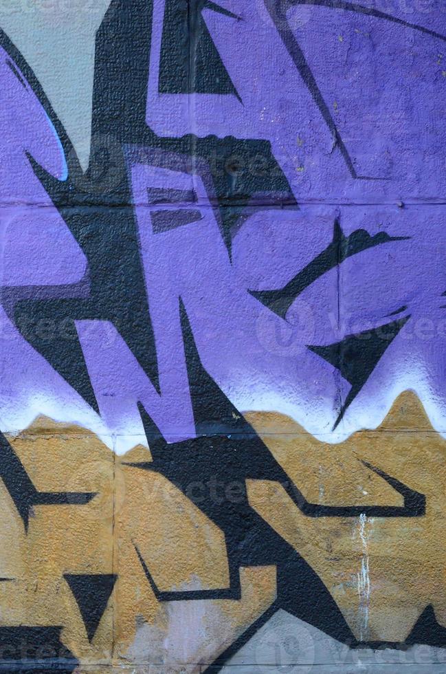 Fragment von Graffiti-Zeichnungen. Die alte Wand ist mit Farbflecken im Stil der Straßenkunstkultur dekoriert. farbige Hintergrundtextur in violetten Tönen foto