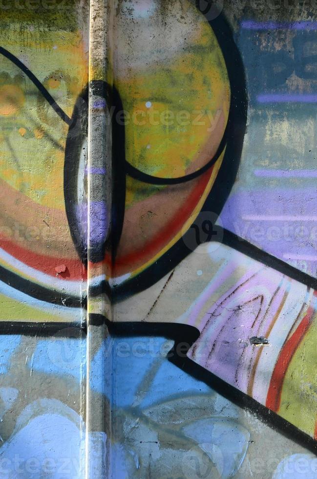 Fragment von Graffiti-Zeichnungen. Die alte Wand ist mit Farbflecken im Stil der Straßenkunstkultur dekoriert. mehrfarbige Hintergrundtextur foto