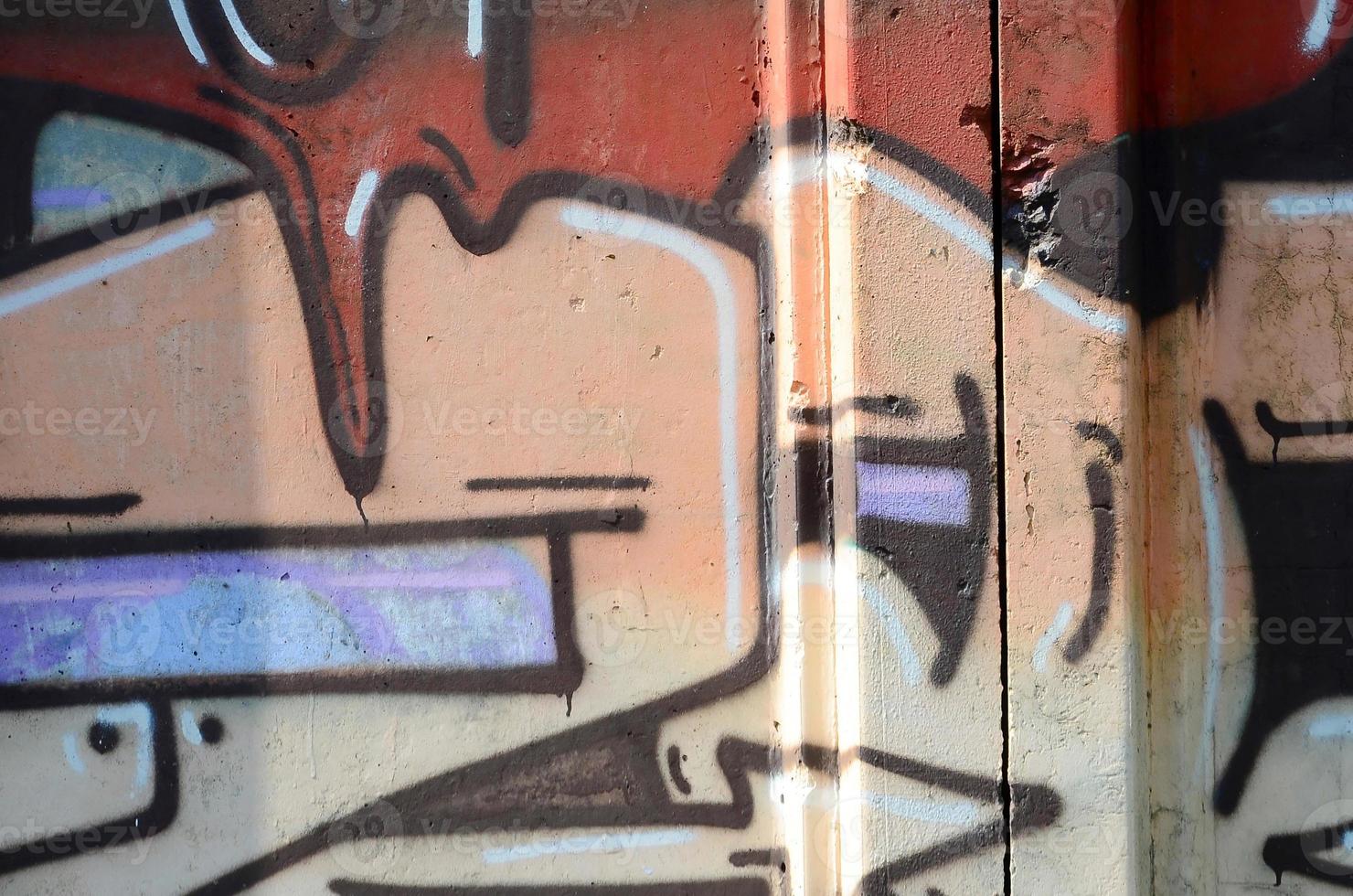 Fragment von Graffiti-Zeichnungen. Die alte Wand ist mit Farbflecken im Stil der Straßenkunstkultur dekoriert. farbige Hintergrundtextur in warmen Tönen foto