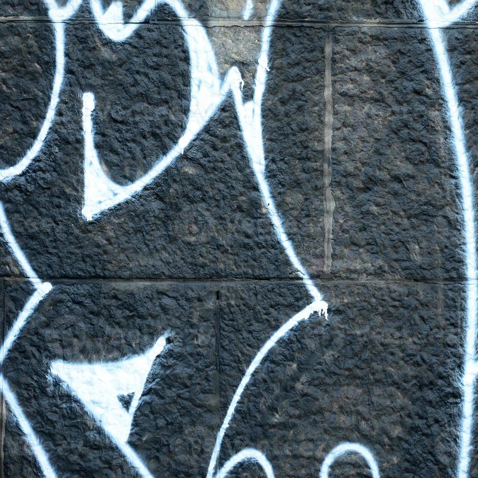 Fragment von Graffiti-Zeichnungen. Die alte Wand ist mit Farbflecken im Stil der Straßenkunstkultur dekoriert. farbige Hintergrundtextur foto