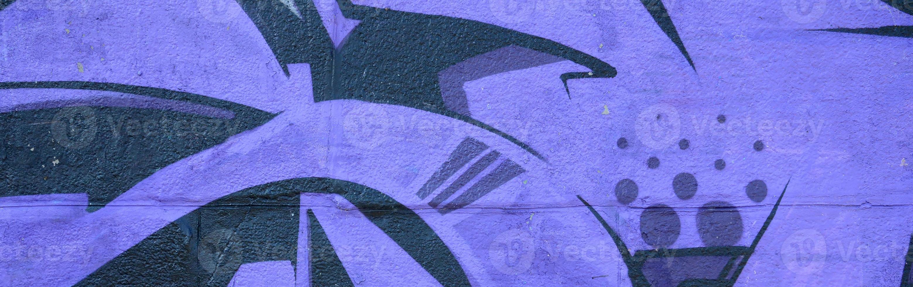 Fragment von Graffiti-Zeichnungen. Die alte Wand ist mit Farbflecken im Stil der Straßenkunstkultur dekoriert. farbige Hintergrundtextur in violetten Tönen foto
