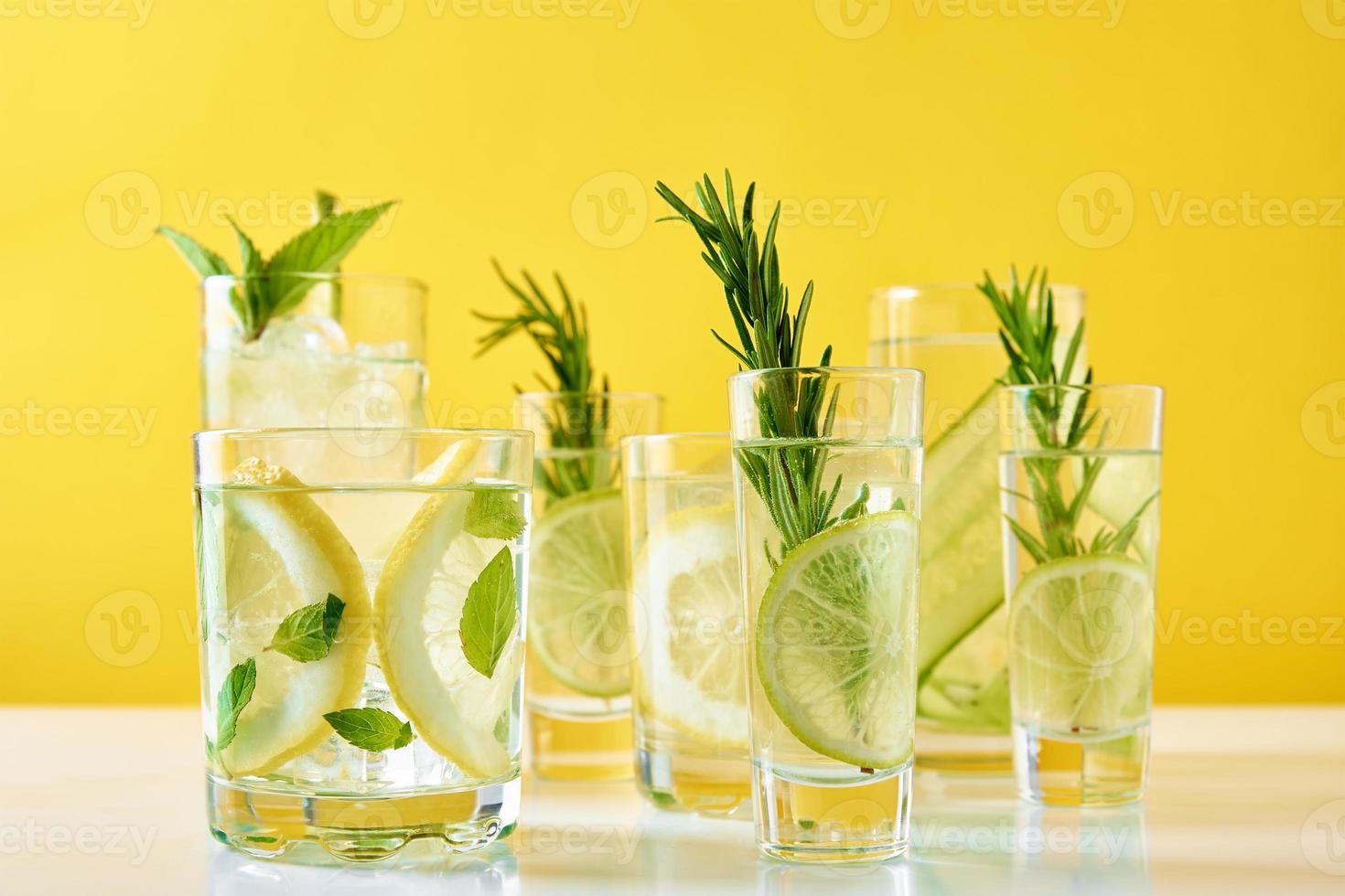 Getränk mit Kalk und Rosmarin auf gelbem Hintergrund foto