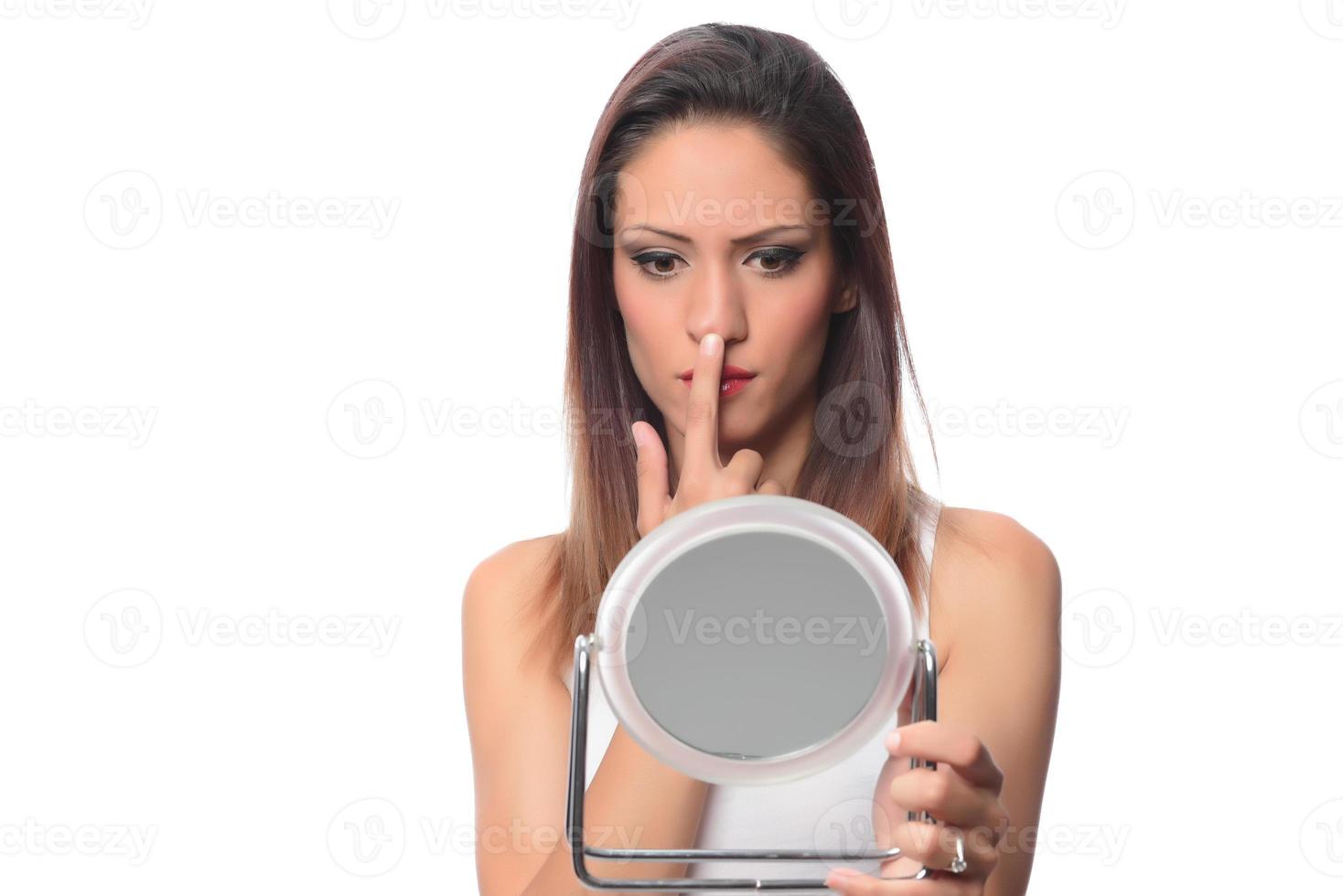 schöne Frau, die vor einem Spiegel sitzt. Gesicht einer gesunden Frau, die Creme und Make-up aufträgt. Werbung für Hautcreme, Anti-Falten-Creme, Babygesicht foto
