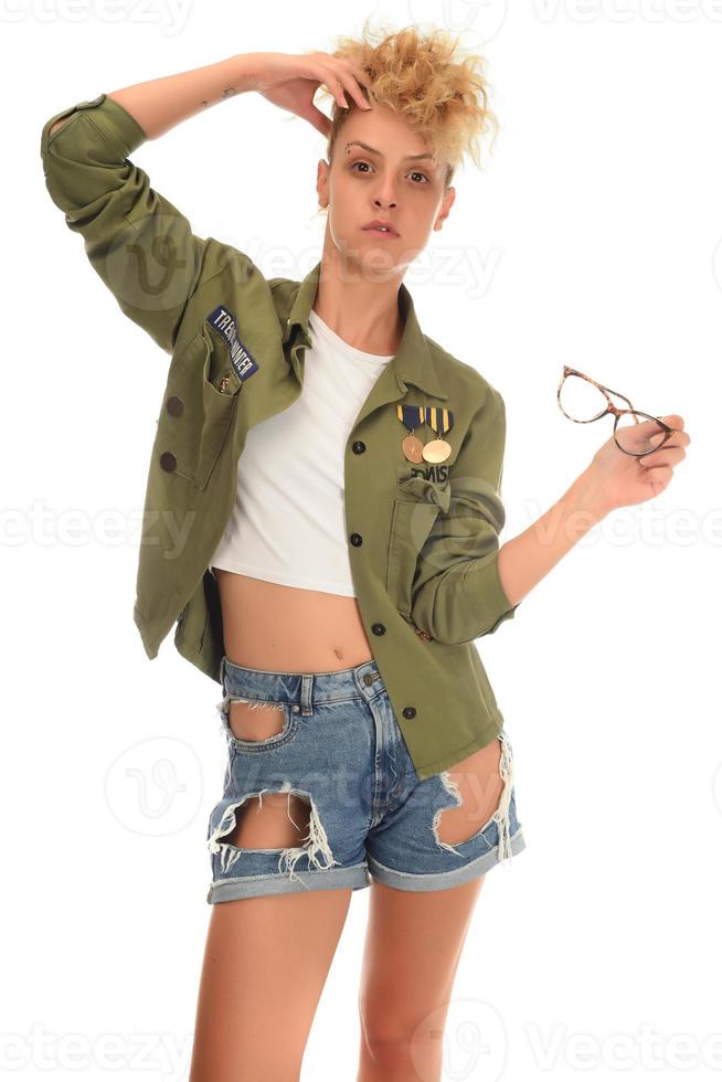 schöne moderne blonde Frau mit Brille posiert auf einem weißen Hintergrund foto