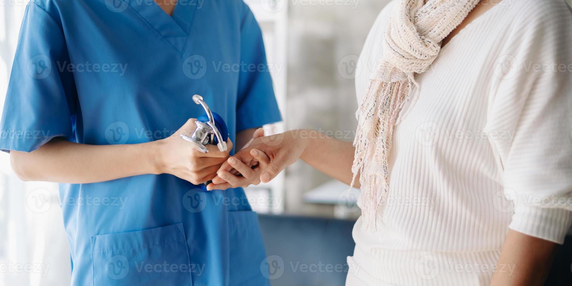 Nahaufnahme der alten Frau, die sich beim Standortwechsel auf die Krankenschwester stützt foto